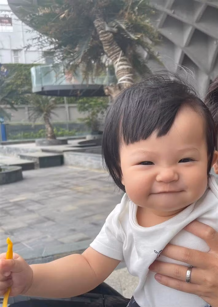 Trước đó, Suchin đã sở hữu loạt biểu cảm trông rất "ngầu" và đáng yêu. Trong ảnh là nụ cười ra dáng "tiểu thư".