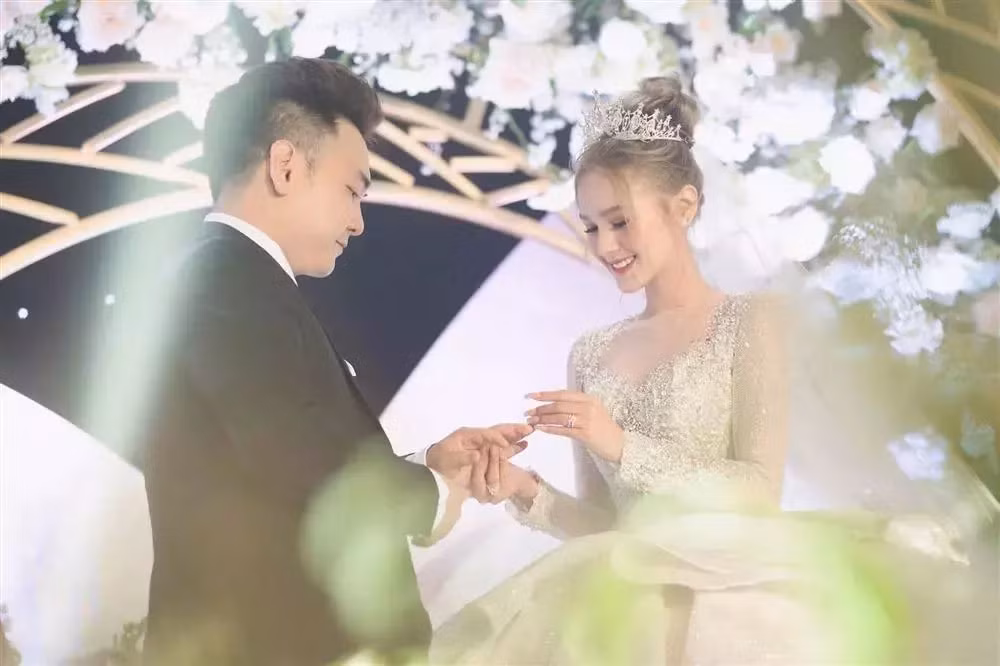 Co dau dien vay 28 ty lo mat moc, nhan sac co nhu anh?