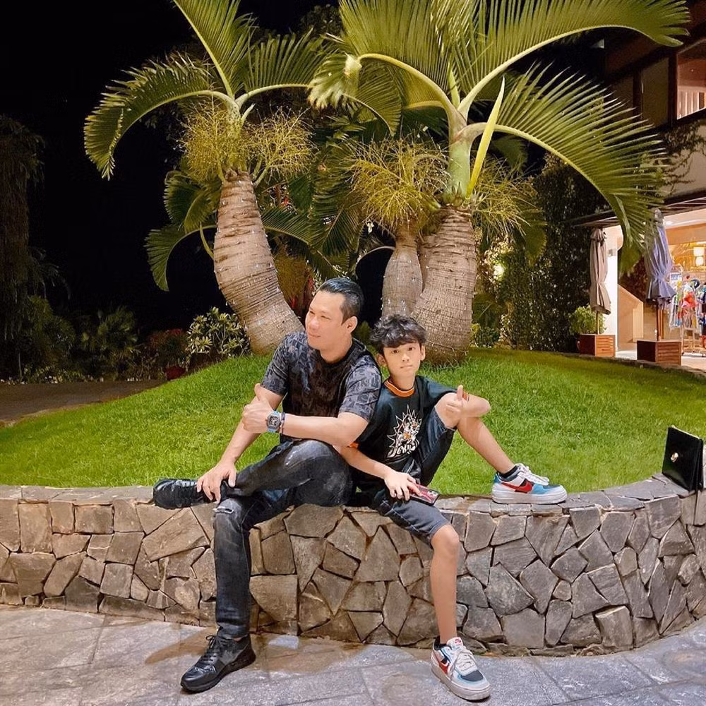 Chong cu Le Quyen dua con di choi bang chuyen co-Hinh-8