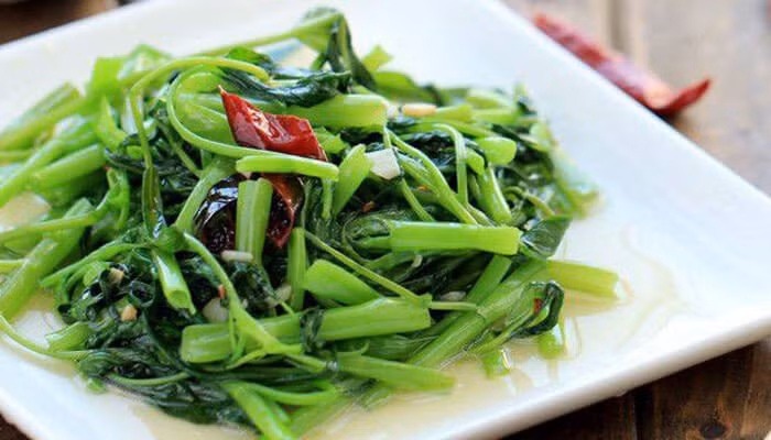 Thanh niên khỏe mạnh bỗng suy thận, mù mắt vì ăn rau để qua đêm Thanh nien khoe manh bong suy than, mu mat vi an rau de qua dem