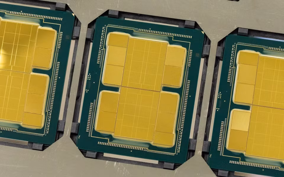 br/> Bộ xử lý Ponte Vecchio dự kiến được Intel xuất xưởng vào năm 2022 dành cho siêu máy tính Aurora của Bộ Năng lượng Mỹ. Aurora được phát triển từ năm 2015, dự kiến hoàn thành và sử dụng tại phòng thí nghiệm Argonne, Chicago (Mỹ) vào 2021 nhưng bị hoãn do chậm trễ từ Intel trong quá trình phát triển chip 7 nm. Cỗ máy này có thể thực hiện 1 tỷ tỷ phép tính mỗi giây.