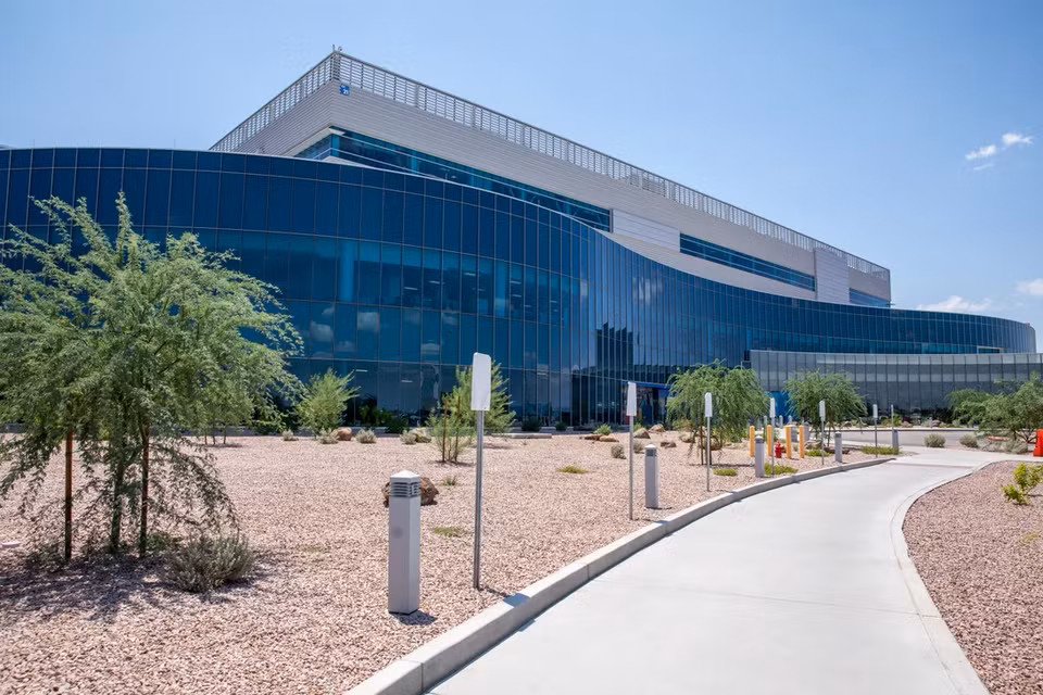 br/> Nhà máy Fab 42 của Intel đặt tại Arizona, liên kết với nhà máy Fab 12, 22 và 32. Đến năm 2024, cơ sở của Intel tại Arizona sẽ có thêm 2 nhà máy Fab 52 và Fab 62. Trong ảnh là khu đất dành cho 2 nhà máy đang xây dựng, chi phí mỗi nhà máy là 10 tỷ USD.
