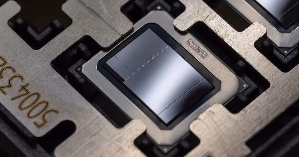 br/> Trong khi đó, chip xử lý Meteor Lake, dự kiến ra mắt năm 2023 cho máy tính với công nghệ xếp chồng Intel Foveros thế hệ 2. Hình ảnh cho thấy chip được gắn vào thiết bị thử nghiệm, dùng để kiểm tra tính ổn định của công nghệ Foveros.