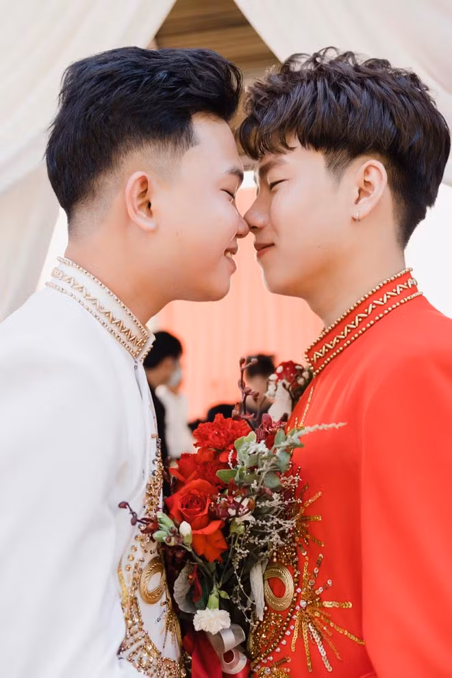 Hai chàng trai nên duyên từ cú tát trời giáng - Hình 2 Hai chang trai nen duyen tu cu tat troi giang-Hinh-2