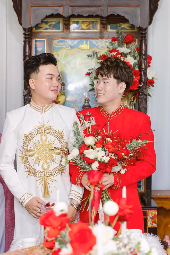 Hai chàng trai nên duyên từ cú tát trời giáng Hai chang trai nen duyen tu cu tat troi giang