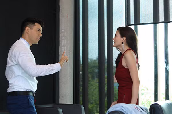 Thấy vợ bước xuống từ ô tô của người đàn ông, chồng liền đòi ly hôn Thay vo buoc xuong tu o to cua nguoi dan ong, chong lien doi ly hon