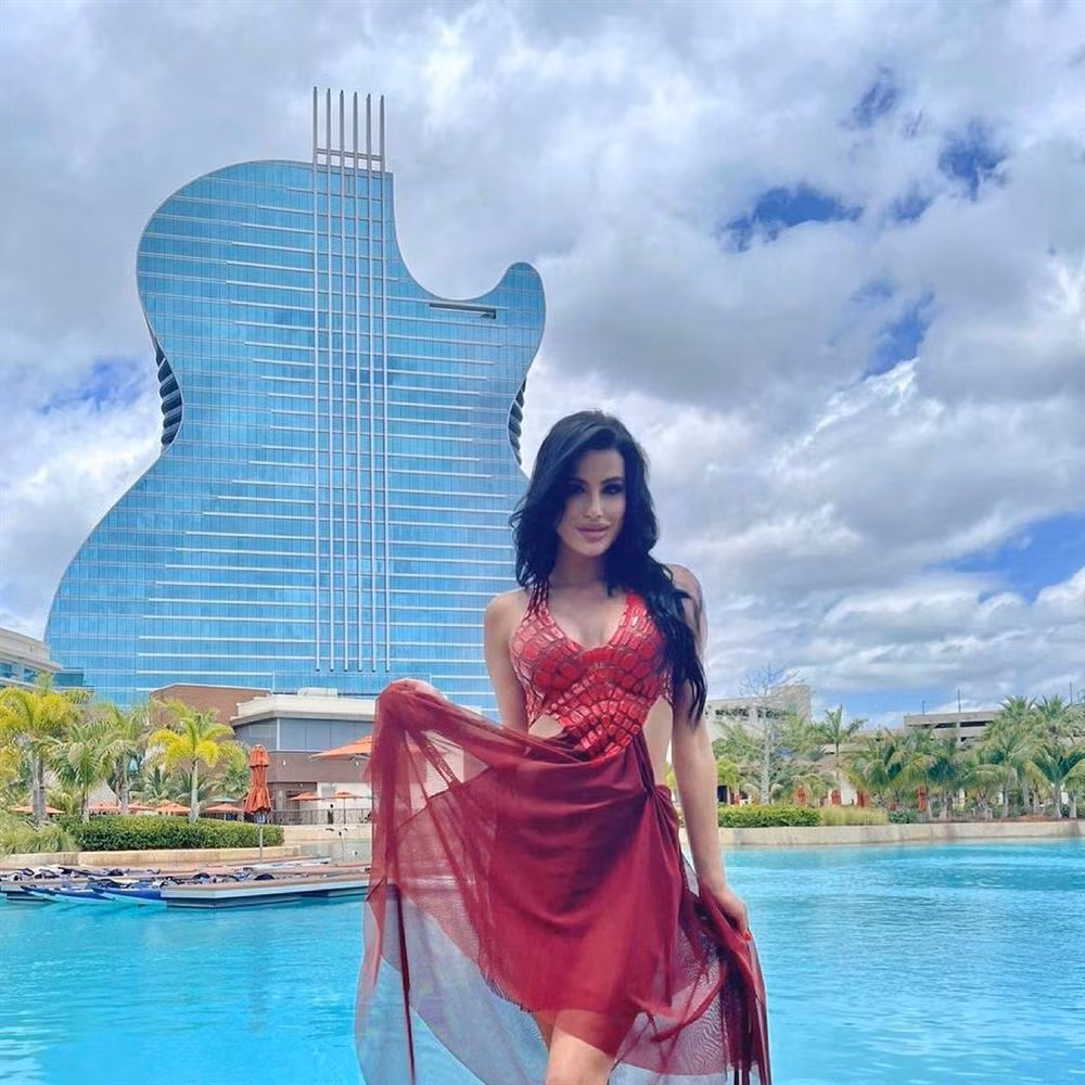 Miss Universe 2020 ha man, dan mang chi ra thi sinh 