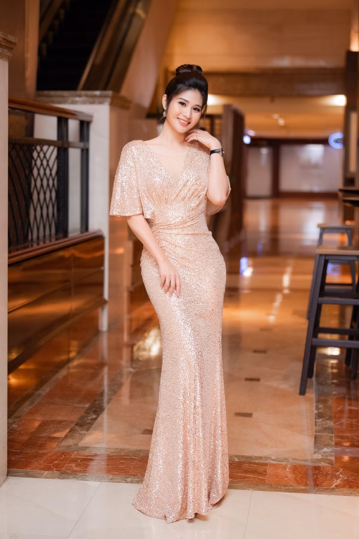 Ve dep man ma cua BTV Minh Trang thoi su 19h-Hinh-16