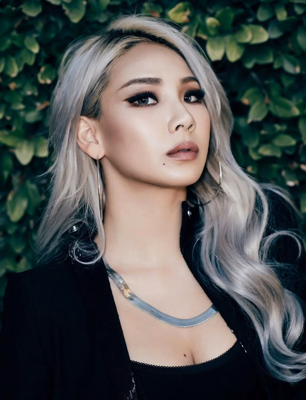 Giống như làn da, mái tóc cũng cần được đắp mặt nạ. CL thường xuyên nhuộm các màu tóc sáng, phải tẩy nhiều lần. Nữ rapper duy trì thói quen sử dụng mặt nạ dưỡng tóc ít nhất một tuần/lần để duy trì độ bóng khỏe. Nếu tóc bạn bị hư tổn do nhuộm thường xuyên hoặc phải tạo kiểu trong nhiệt độ cao, hãy áp dụng phương pháp trên. Ảnh: chaelincl.