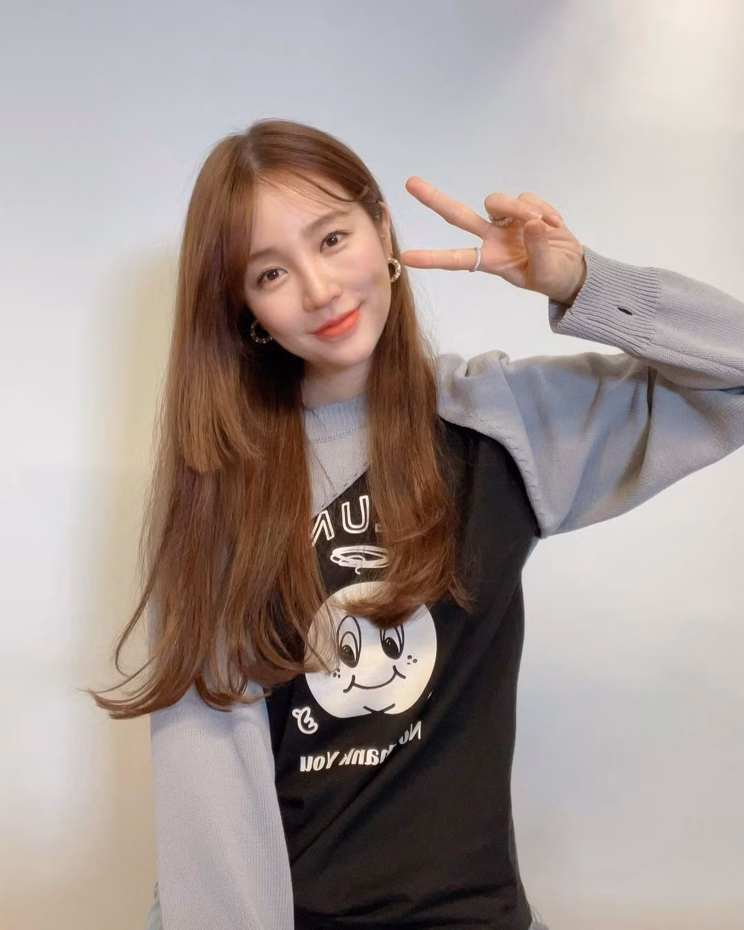  Yoon Eun Hye thường xuyên gội đầu bằng hỗn hợp nước và dầu dưỡng tóc để duy trì độ bóng tự nhiên. Nữ diễn viên cho biết cô kết hợp nước với 2-3 giọt tinh dầu để dưỡng tóc. Đây là giải pháp nhanh chóng được Yoon Eun Hye yêu thích cho những ngày bận rộn. Ảnh: y1003_grace.