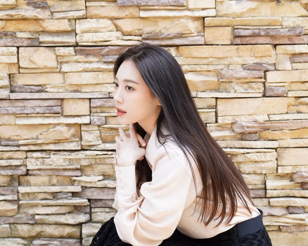  Yura quan tâm đến thành phần của dầu gội hoặc xả để đảm bảo cho mái tóc bóng mượt. Cô thường chọn các sản phẩm có công thức dành cho tóc hư tổn. Nữ ca sĩ cho biết tìm hiểu và sử dụng đúng sản phẩm dành cho tóc giúp hạn chế tình trạng khô xơ. Ảnh: yura_936.