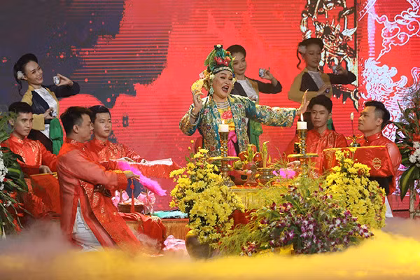 Xuan Hinh khoc khi ke ky uc me vat va nuoi minh an hoc