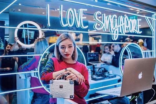 br/> Cô trở thành một Youtuber, chia sẻ về xu hướng thời trang, cách phối quần áo và cách trang điểm với cư dân mạng, kiếm tiền bằng chính sức lực của mình.