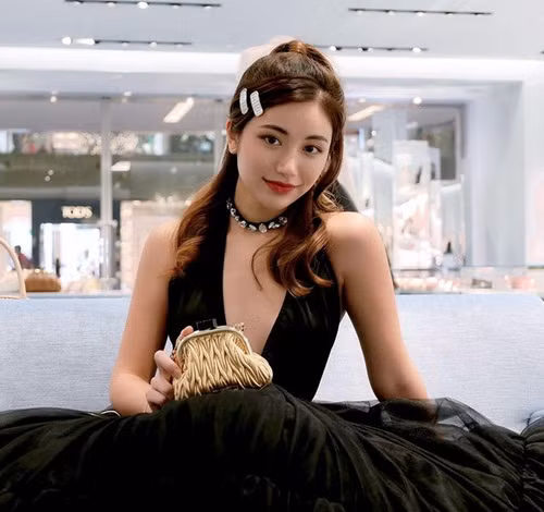Bà Thái Hân Dĩnh nổi tiếng là tiêu không tiếc tay cho những món đồ hàng hiệu mà mình yêu thích, được mệnh danh là "Người phụ nữ sở hữu nhiều túi Hermes Birkin nhất". Chính vì thế, con gái bà Calista Cuaca cũng có sở thích bất tận với những chiếc túi xách và đồ hàng hiệu.