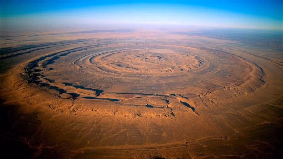 8.Con mắt của Sahara, Mauritania, châu Phi:Còn có tên gọi làRichat Structure,Con mắt của Sahara không giống bất kỳ phần nào khác của sa mạc này nếu nhìn từ ngoài không gian. Rất nhiều giả thuyết được đưa ra cho khu vực địa chất kỳ lạ rộng 40 km này, đó có thể là hiện tượng xói mòn, hoặc cũng có thể là tàn tích của vụ va chạm thiên thạch với trái đất hàng trăm triệu năm trước.
