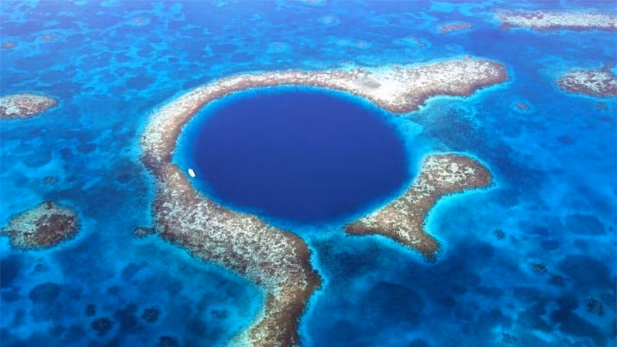 4.Great Blue Hole, Belize (Trung Mỹ):Với chiều rộng 300 m và sâu khoảng 125 m,Great Blue Hole là hố chìm lớn nhất thế giới. Đây là kết quả từ hàng nghìn năm trước khi nước biển dâng lên làm ngập các hang động dưới lòng đất. Mãi tới thời gian gần đây, bằng công nghệ hiện đại, các nhà khoa học mới khám phá được hệ động thực vật huyền bí phía dưới đáy hố.