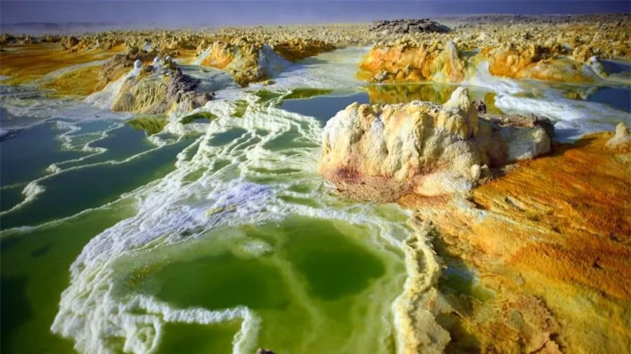 7.Dallol, Ethiopia:Dallol nằm gần biên giới Ethiopia vàEritrea, là một trong những vùng đất khắc nghiệt nhất hành tinh. Dallol có nhiệt độ trung bình 42 độ C, cùng phong cảnh khô cằn và nghi ngút khói như trên sao Hỏa. Ngoài độ nóng đến mức vô lý, nơi đây còn nổi tiếng với nhiều đầm nước thủy nhiệt màu xanh lá cây, bao quanh là những tảng đá đỏ và vàng tạo nên cảnh quan siêu thực.