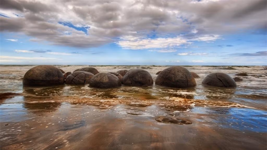3. Bãi đá Moeraki, New Zealand:Được mệnh danh là "Bãi biển trứng rồng", những tảng đá kỳ lạ ở đây có hình cầu và cao đến 2 m. Một số tảng đá có vết nứt và vỡ ra từ bên trong khiến nhiều du khách liên tưởng tới trứng của loài rồng huyền thoại. Thực tế, những tảng đá này hình thành từ hiện tượng tự nhiên hơn 5 triệu năm, từ trước khi xói mòn xảy ra với dãy núi xung quanh.