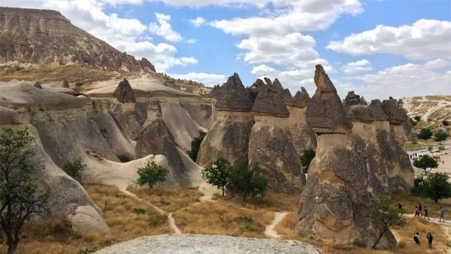 2. Fairy Chimneys, Thổ Nhĩ Kỳ:Thung lũng Fairy Chimneys ở vùng Cappadocia, miền Trung Thổ Nhĩ Kỳ thực sự là một tạo vật kỳ diệu của địa chất. Các cột đá bazan tại đây là kết quả của sự xói mòn hàng nghìn năm, tạo thành những tòa tháp khổng lồ như ở hành tinh khác.