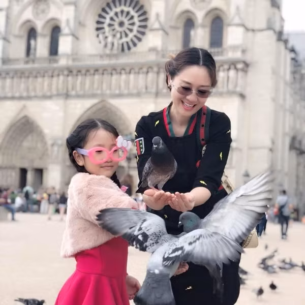 Sau hơn 20 phục vụ trong ngành Hàng không, Đàm Lưu Ly đã thôi việc để chăm lo cho gia đình. Cô sinh con đầu lòng ở tuổi 39.