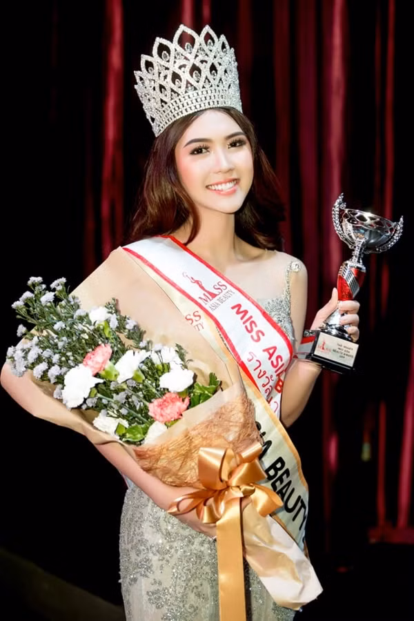 Nguyễn Đặng Tường Linh - cử nhân Học viện Hàng không Việt Nam đã đăng quang Hoa hậu sắc đẹp châu Á 2017 tổ chức tại Thái Lan.