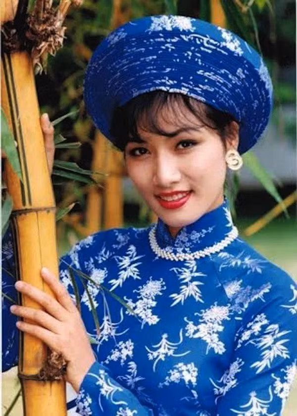 Năm 1995, Trương Quỳnh Mai trở thành đại diện đầu tiên của Việt Nam tham dự Hoa hậu Quốc tế. Cô lọt vào top 15 chung cuộc và đạt giải Trang phục dân tộc đẹp nhất.
