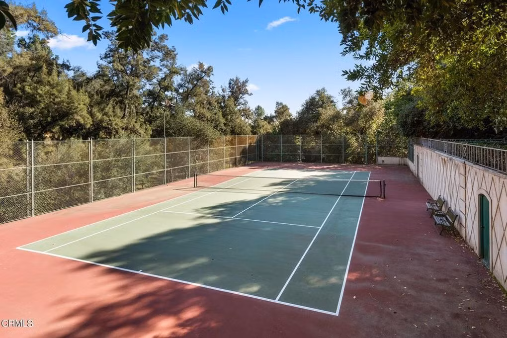 Một số không gian thư giãn, giải trí nổi bật khác có thể kể đến vườn hoa, sân tennis, và khu vực ăn uống ngoài trời.