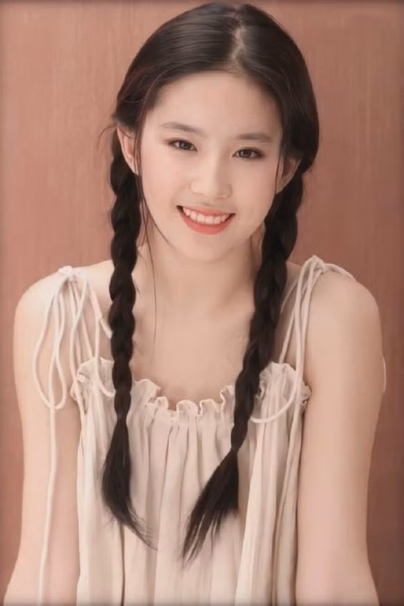 Buc anh cu bi dao lai cua Luu Diec Phi duoc cu dan mang chu y-Hinh-3
