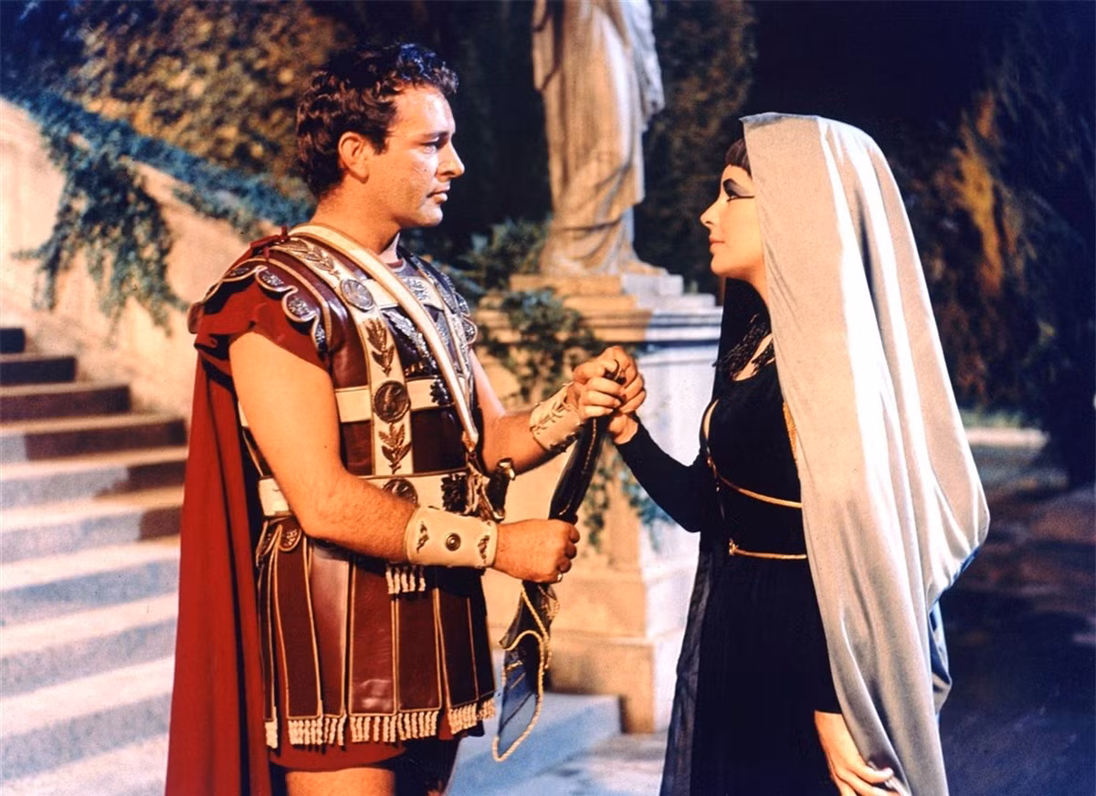  Cleopatra quyến rũ Mark Antony bằng hương thơm: Cleopatra là một bậc thầy trong lĩnh vực điều chế hương liệu. Nếu Caesar mê mẩn Cleopatra vì giọng nói ngọt ngào thì Mark Antony lại bị hớp hồn bởi mùi hương quyến rũ. Theo ghi chép của các sử gia, ngay từ lần đầu tiên gặp gỡ, Antony đã ngơ ngẩn trước hương thơm bí ẩn và sau khi phát hiện nó đến từ Cleopatra thì đã lập tức phải lòng bà. 