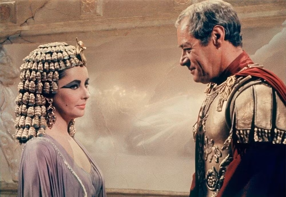  Cleopatra chinh phục Caesar bằng giọng nói: Nhà nghiên cứu Alberto Angela giải thích rằng Caesar đã phải lòng Cleopatra ngay từ giây phút họ gặp nhau vì ông say mê giọng nói của bà. Theo ghi chép của nhà văn người La Mã Cassius Dio: "Ngay khi Caesar nhìn và nghe thấy bà ấy, ông đã bị mê hoặc ngay lập tức". 