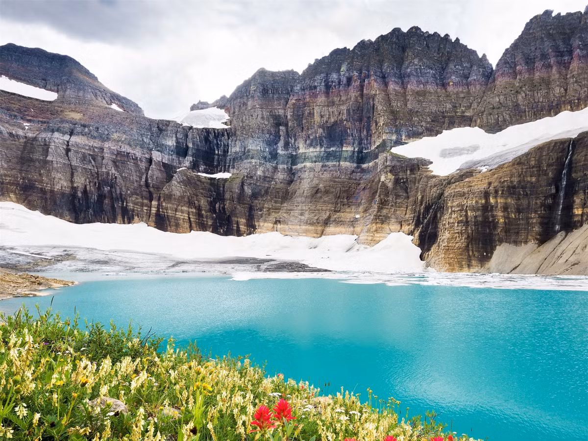 Vườn quốc gia Glacier là một phần của Waterton-Glacier, công viên hòa bình quốc tế đầu tiên trên thế giới. Tổ hợp công viên có diện tích lên tới 457.514 ha, trải dài từ Alberta (Canada) tới Montana (Mỹ), ra đời nhằm kỷ niệm tình hữu nghị giữa hai quốc gia Bắc Mỹ. Thời tiết ở vùng đất này rất thất thường, mức nhiệt độ chênh lệch trong 24 giờ cao nhất từng được ghi nhận lên tới 56 độ C (từ 7 độ C xuống âm 49 độ C) vào năm 1916. Điều này diễn ra do các luồng khí lạnh đối nghịch từ Bắc Cực và Thái Bình Dương gặp nhau.