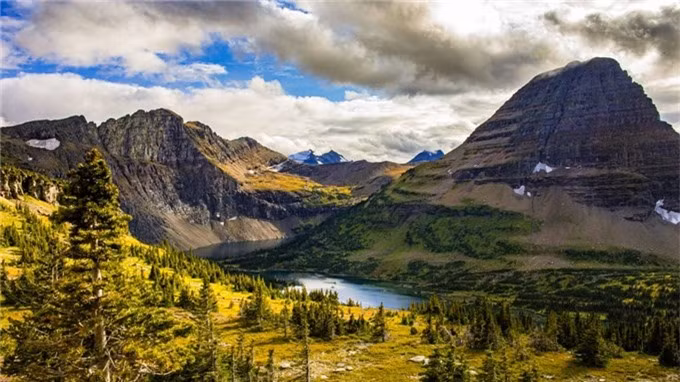 br/> Vườn quốc gia Glacier nằm ở phía bắc tiểu bang Montana (Mỹ), có biên giới với các tỉnh của Canada như British Columbia và Alberta. Vào tháng 5/1910, Tổng thống William Taft đã ký dự luật thành lập vườn quốc gia Glacier. Theo đó, đây là vườn quốc gia thứ 10 tại nước Mỹ, với diện tích khoảng 400.000 ha bao gồm 2 dãy núi, 130 hồ và sông băng màu ngọc lam...