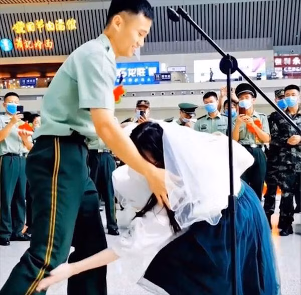 Canh sat xuat ngu quy goi cau hon ban gai 8 nam-Hinh-6