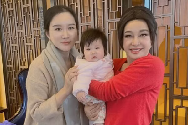 Luu Hieu Khanh gay soc voi guong mat khac la o tuoi 71