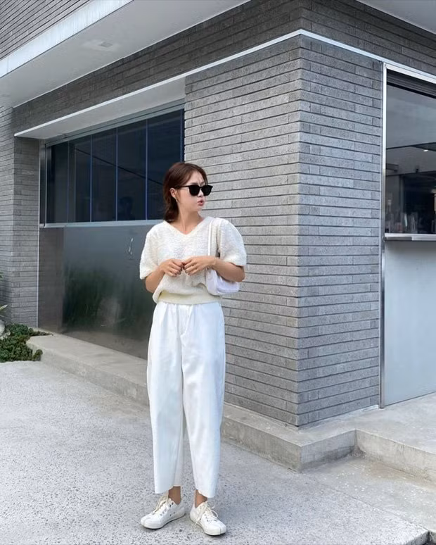 Để set đồ trắng thêm phần điểm nhấn, cô bạn này còn đeo thêm 1 chiếc kính râm to bản màu đen đầy cá tính, chất chơi. Công thức quần baggy + áo len mỏng dáng crop top xem ra vẫn cực hiệu quả chứ nào có nhàm chán.