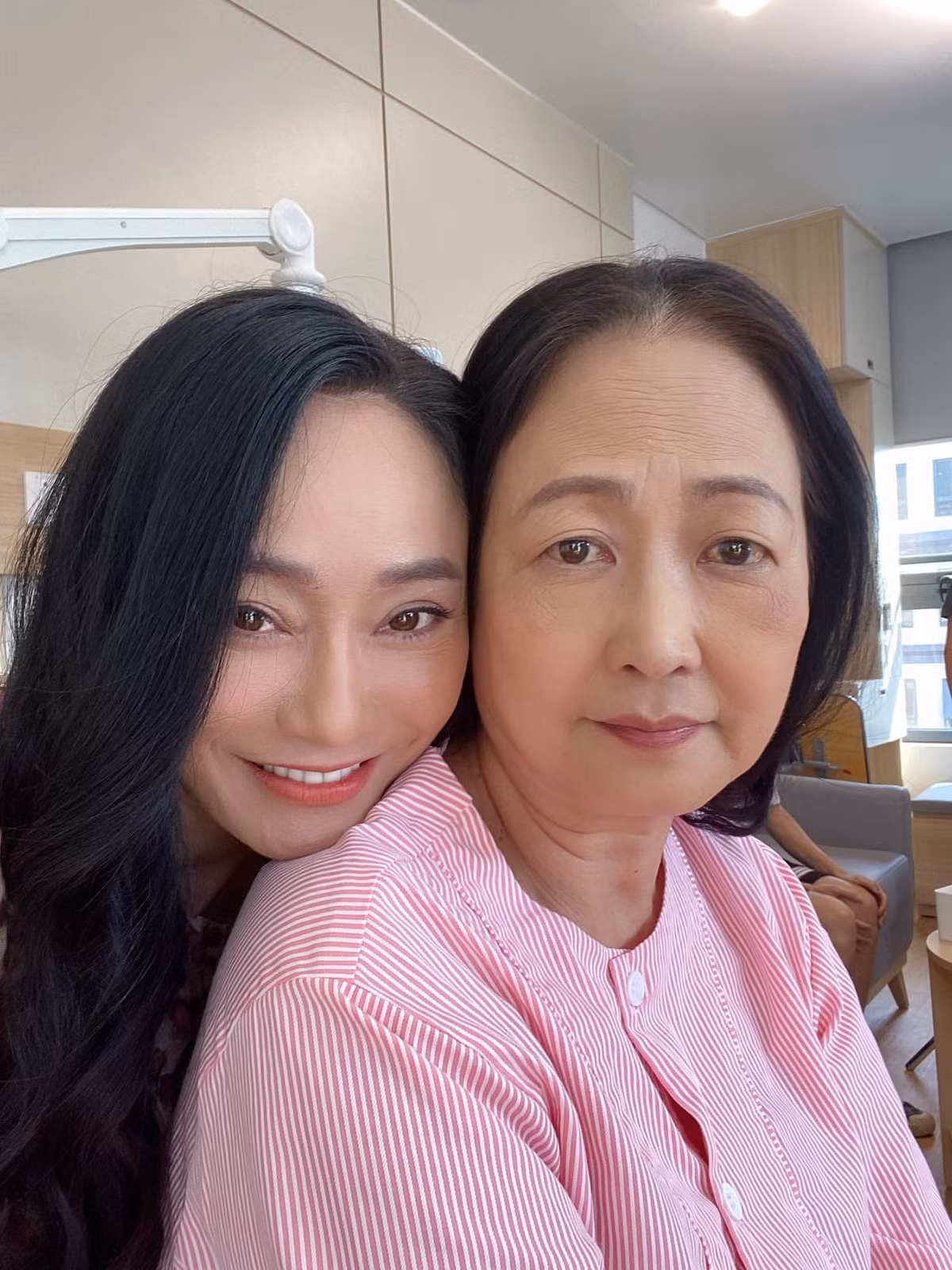 Trên phim, bà Xuân mẹ chồng ghét ra mặt nhưng ở hậu trường, Quách Thu Phương và NSND Như Quỳnh rất gần gũi.