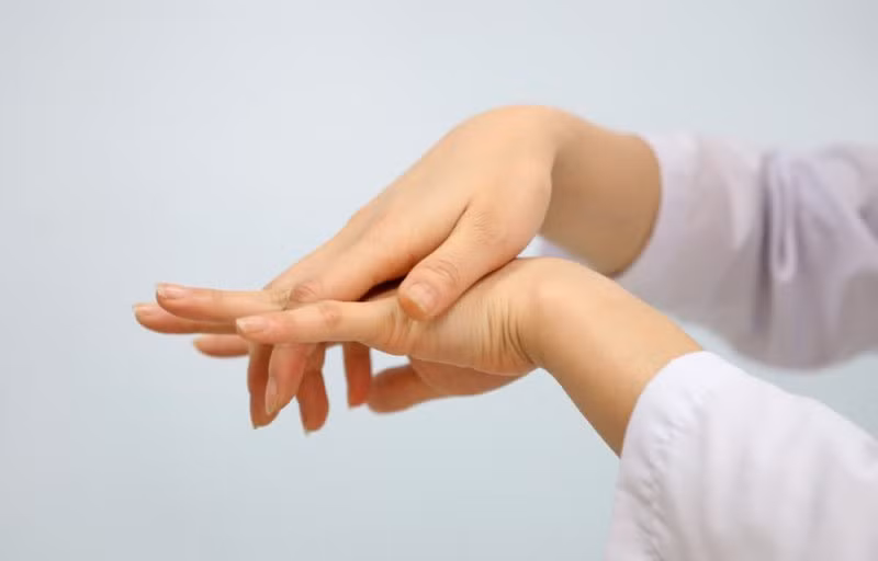Tê tay : Dấu hiệu cảnh báo sớm 5 loại bệnh chết người Te tay : Dau hieu canh bao som 5 loai benh chet nguoi