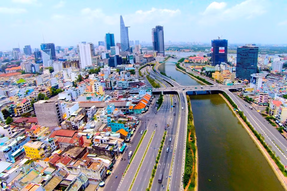  Đại lộ Võ Văn Kiệt - Mai Chí Thọ được biết nhiều hơn với tên gọi đại lộ Đông Tây. Đây được xem là con đường di sản bởi nó xuyên qua nhiều vùng đất, chạy suốt chiều dài lịch sử hình thành và phát triển hơn 300 năm của thành phố. Ảnh: Lê Quân. 