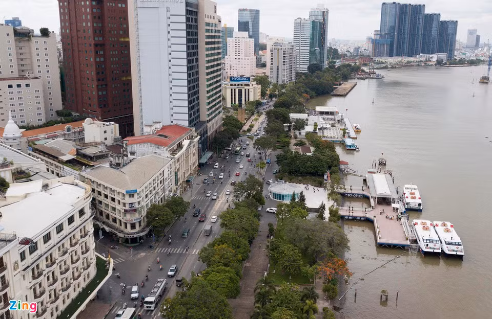  Bến Bạch Đằng nằm trên đại lộ Tôn Đức Thắng. Du khách có thể đến đây trải nghiệm xe buýt đường sông hay ăn tối trên du thuyền, ngắm thành phố chuyển mình lúc hoàng hôn, lung linh khi về đêm. Ảnh: Lê Quân. 