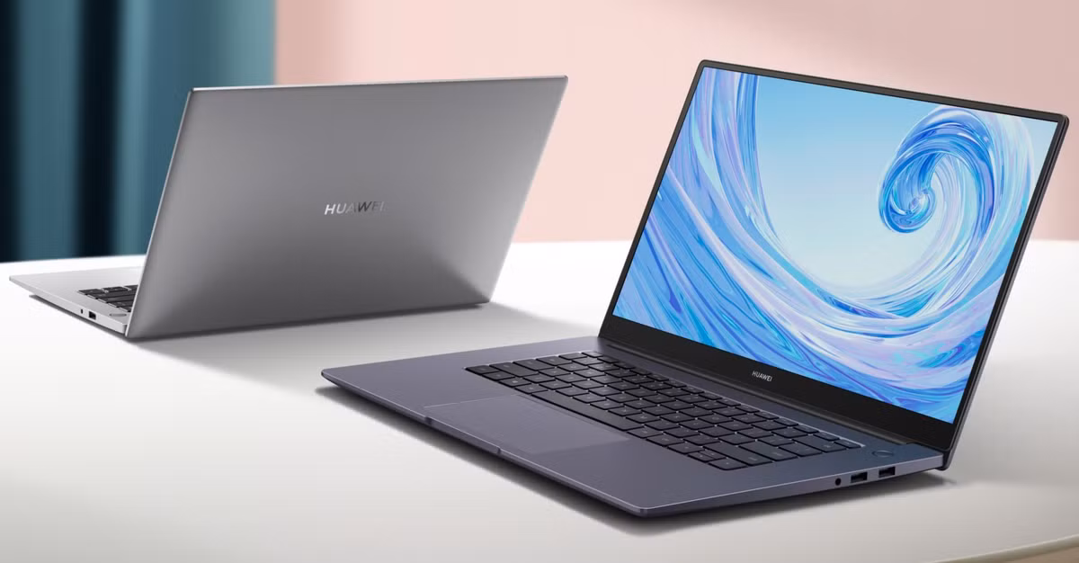 Sản phẩm sở hữu màn hình 14 inch, độ phân giải Full HD, tấm nền IPS, phần viền đen được làm khá mỏng. Nút nguồn của model này được tích hợp cảm biến vân tay một chạm. Theo Huawei, máy dùng pin dung lượng 65 Wh, có thể hoạt động liên tục 10 giờ. Ảnh: Pocketnow.