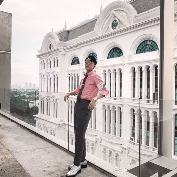 Dù mặc áo thun trơn hay sơ mi sặc sỡ, anh vẫn gọn gàng và cao lên trông thấy nhờ bí quyết này.