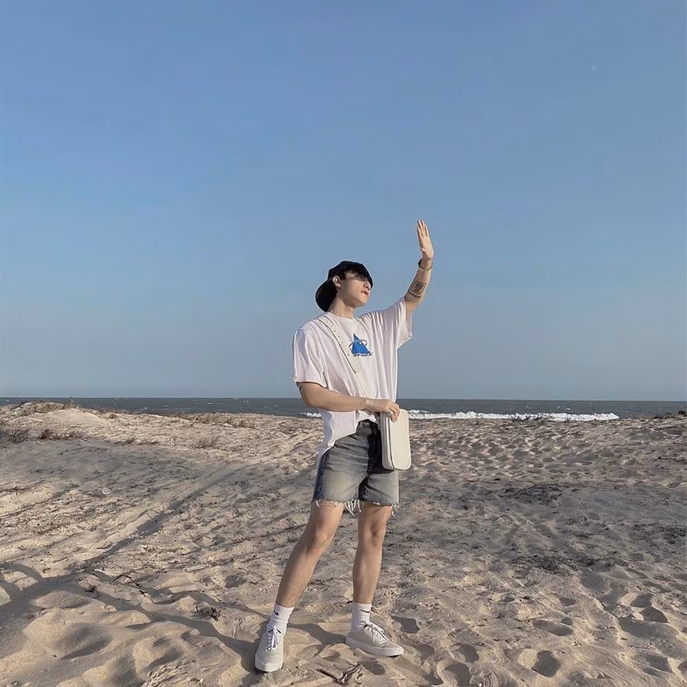 Công thức phối đồ hàng đầu của giọng ca "Cơn Mưa Ngang Qua" là mặc quần shorts trên đầu gối. Set đồ sẽ ghi điểm hơn nếu kết hợp cùng đôi sneakers cổ thấp và quy tắc đóng thùng nửa vời.