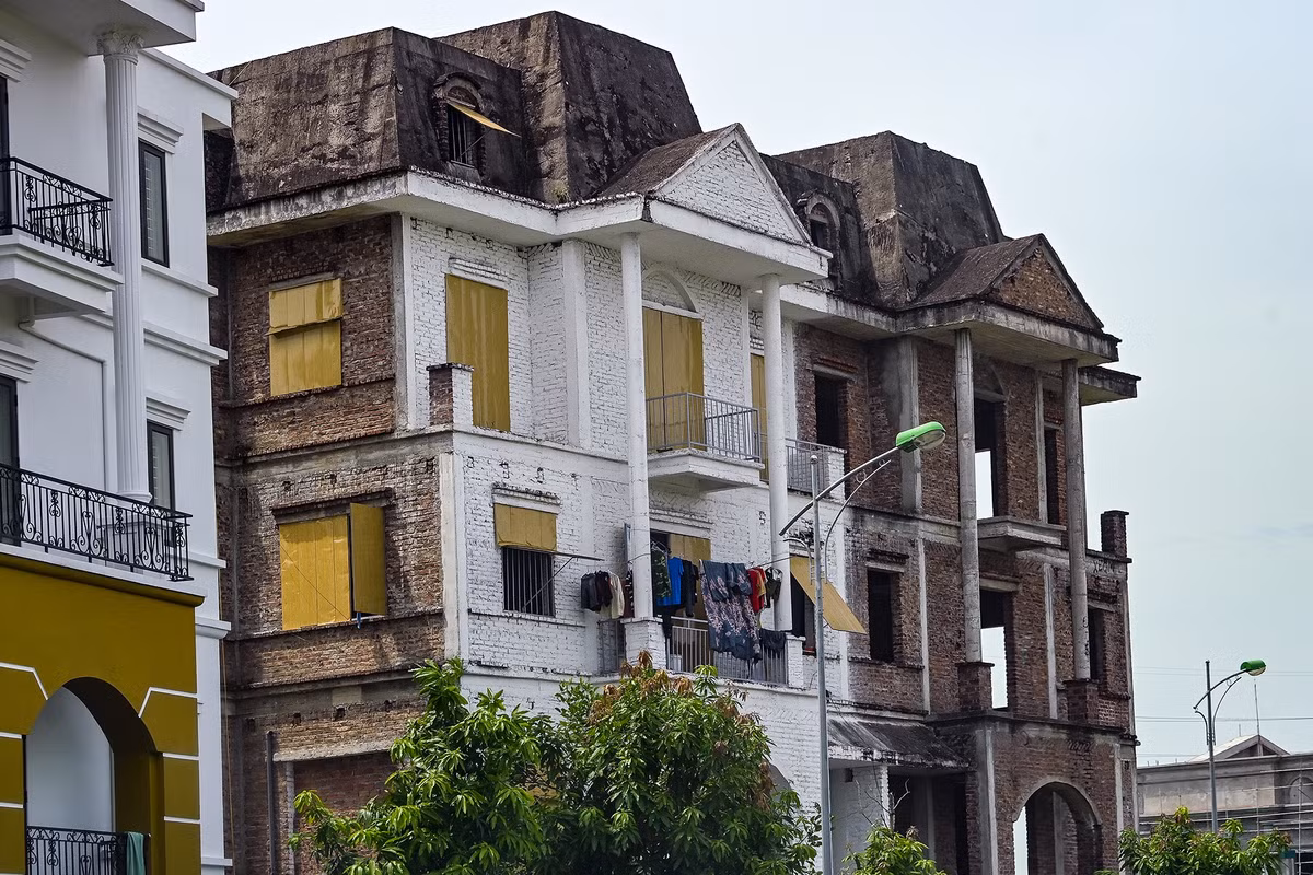 Một số căn nhà có giá trị hàng chục tỷ đồng nay được công nhân xây dựng trưng dụng làm nơi ở tạm thời.