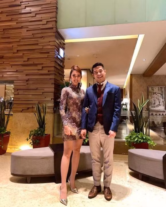 Thuy Ngan va Truong The Vinh duoc cac fan lan cu dan mang 