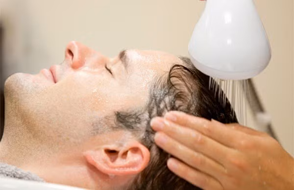 Nam giới có sai lầm khi gội đầu thường xuyên? Nam gioi co sai lam khi goi dau thuong xuyen?