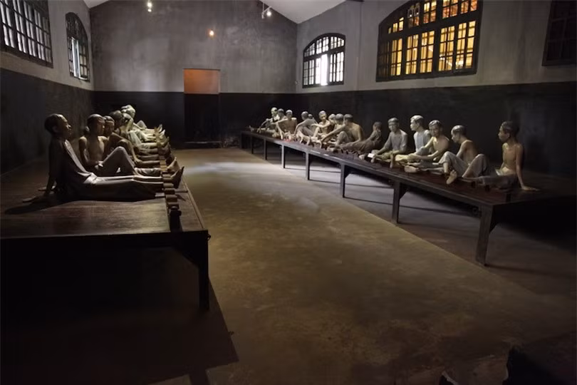 10. Hanoi Hilton: Nhà tù Hỏa Lò, được tù binh người Mỹ gọi là Hanoi Hilton, ban đầu được người Pháp xây dựng để giam giữ các tù nhân chính trị Việt Nam. Sau đó quân đội miền bắc Việt đã sử dụng nhà tù để giam giữ các tù nhân chiến tranh trong Chiến tranh Việt Nam. Các tù nhân bị giam giữ ở đó bị tra tấn, bỏ đói và thậm chí giết chết. Những nhân vật nổi tiếng như Thượng nghị sĩ John McCain, James Stockdale và Bud Day chỉ là một trong số rất nhiều tù nhân chiến tranh đã bị nhốt trong nhà tù này.