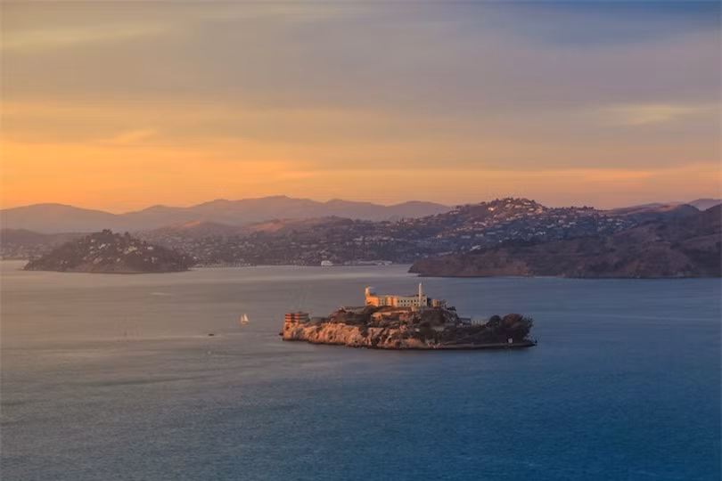 1. Alcatraz: Alcatraz, có lẽ là nhà tù nổi tiếng nhất ở Hoa Kỳ, là nhà tù đặc quyền tối thiểu an ninh tối đa đầu tiên của đất nước. Nhà tù giam giữ một số tội phạm khét tiếng nhất thời bấy giờ gồm Al Capone và Machine Gun Kelly. Nằm trên hòn đảo toàn đá, xung quanh là nước Vịnh San Francisco đóng băng, Alcatraz là nhà thù không thể trốn thoát được. Trong số 36 người đã cố gắng trốn thoát, 23 người bị bắt, 6 người bị bắn chết và 2 người chết đuối. 5 người còn lại mất tích, người ta cho rằng họ bị chết đuối. Ngày nay, hòn đảo là một trong những điểm thu hút khách du lịch phổ biến nhất ở San Francisco.