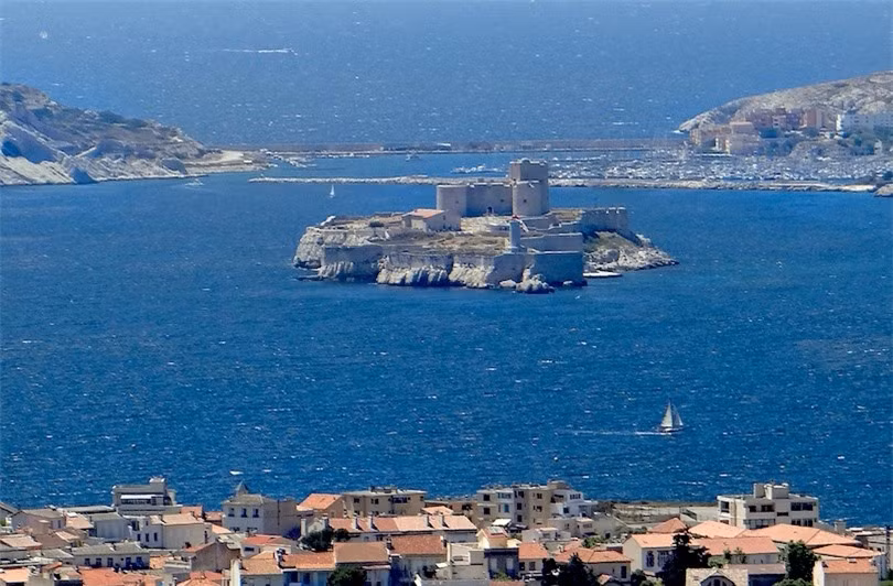 4. Château d'If: Château d'If ở Pháp nổi tiếng vì được lấy làm bối cảnh trong cuốn sách “The Count of Monte Cristo”, của nhà văn Alexander Dumas. Từ năm 1634 đến cuối thế kỷ 19, lâu đài được dùng để giam giữ tù nhân tôn giáo và chính trị. Theo phong tục thời đó, những tù nhân giàu có, đẳng cấp được đối xử tốt hơn. Tuy nhiên, họ phải trả tiền để nhận đặc quyền. Lâu đài đã được phi quân sự hóa và mở cửa cho công chúng vào năm 1890, hiện là một trong những nhà tù nổi tiếng nhất thế giới.