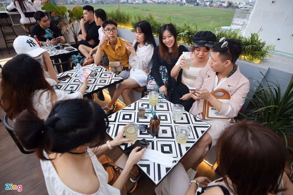 br/> Đồ ăn và đồ uống khá đa dạng. Cooktail và nước ép là hai loại nước đắt hàng, giá dao động từ 40.000-100.000 đồng.
