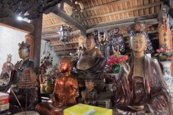 Chúa Mía tên thật là Nguyễn Thị Ngọc Dong, còn có tên khác là Ngọc Dao hay Ngọc Diệu, người làng Nam Nguyễn, nay thuộc thôn Đông Sàng, xã Đường Lâm (Hà Nội). Bà là người sắc nước hương trời, có tài văn thơ. Năm 1630, chúa Trịnh Tráng ngược dòng sông Hồng, gặp bà, đã đưa về phủ làm phi. Do có công với dân làng, lại là người sinh ra ở tổng Mía, nhân dân trong vùng lấy tên chùa là chùa Mía, đồng thời tôn sùng bà là Chúa Mía.